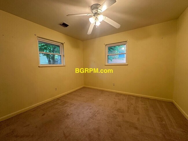 Building Photo - 3 Bd, 1.5 Ba, Home in Jacksonville
