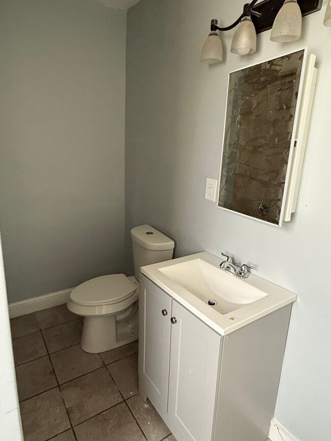 Building Photo - 4bd Single Section 8