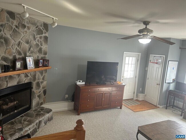 Building Photo - 136 Goldenrod Ct