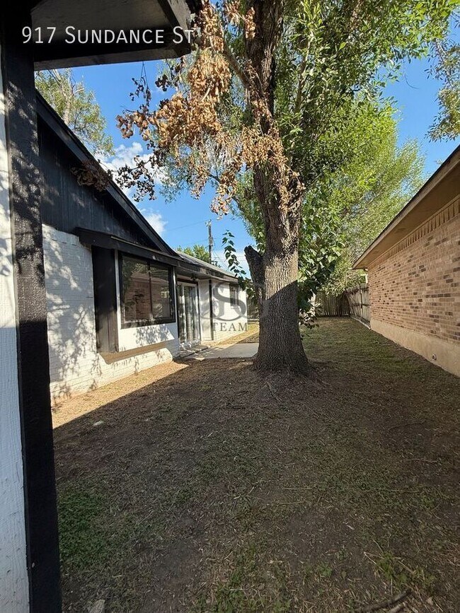 Building Photo - 917 Sundance St