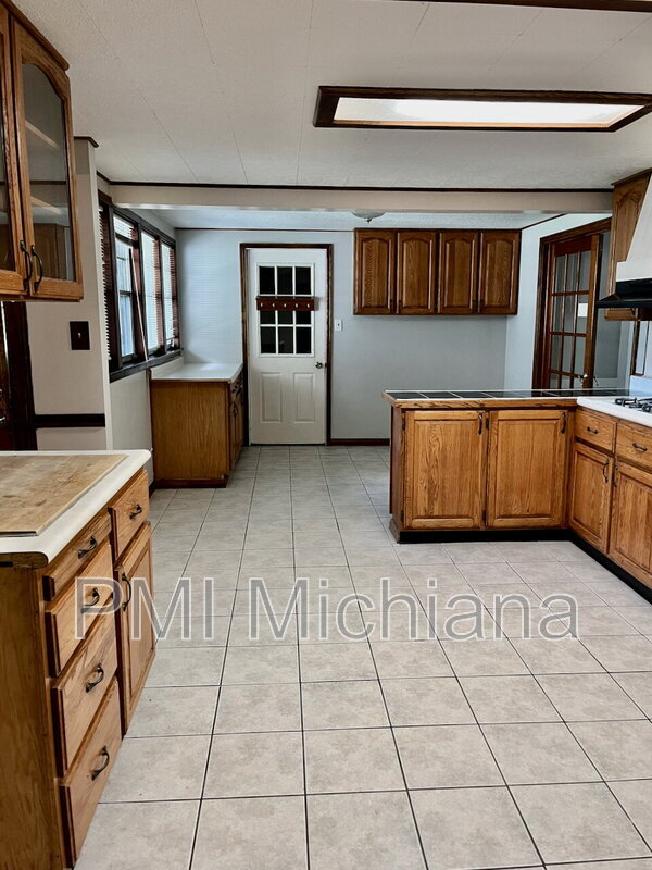 Building Photo - 2405 Woodmont Dr
