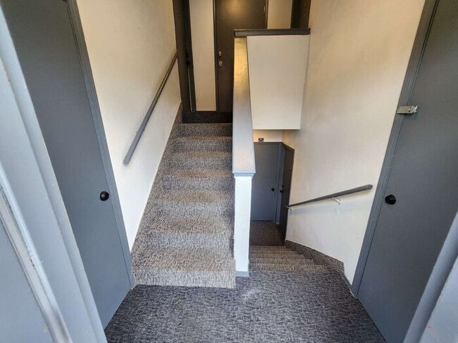 Building Photo - 2-Bedroom Apartment -Great Location! Limit...