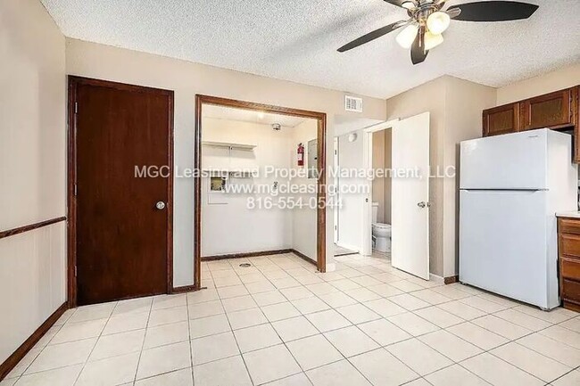 Building Photo - Spacious 2nd floor Townhome Living in the ...