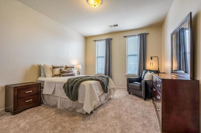 Building Photo - Gorgeous Downtown 2 Bedroom Condominium - ...