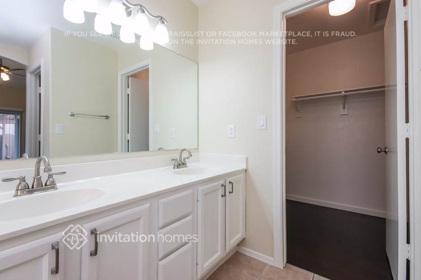 Building Photo - 4525 E Silverwood Dr