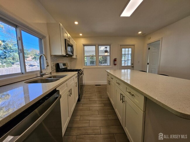 Building Photo - 60 6th Ave