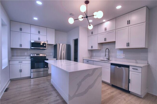 Building Photo - 1327 Reddour St