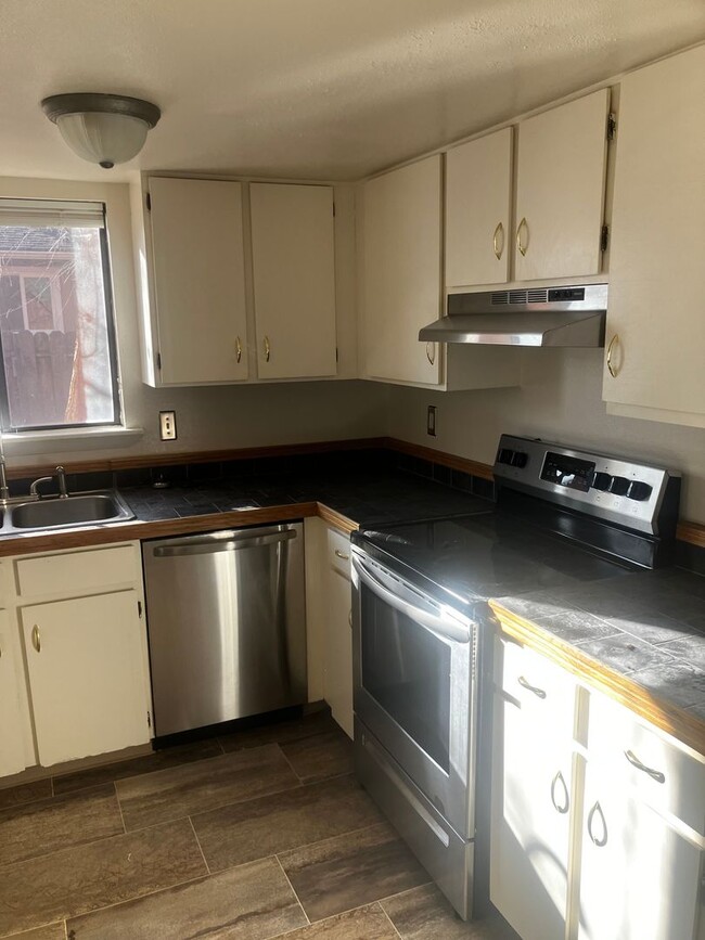 Building Photo - Pleasant Gunbarrel home 3/2.5/2 car