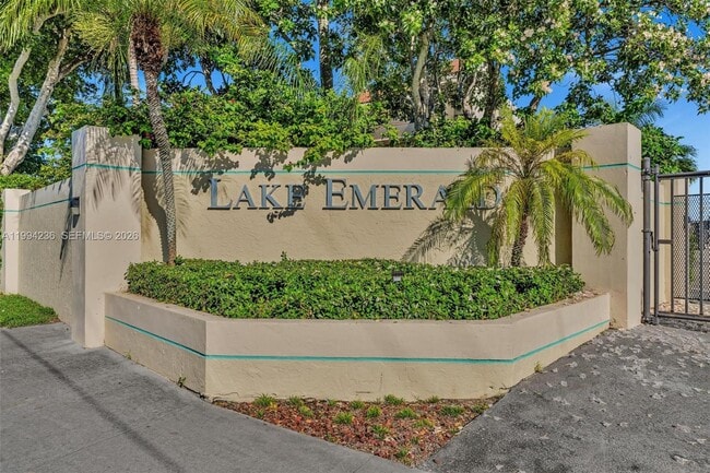 Building Photo - 109 Lake Emerald Dr