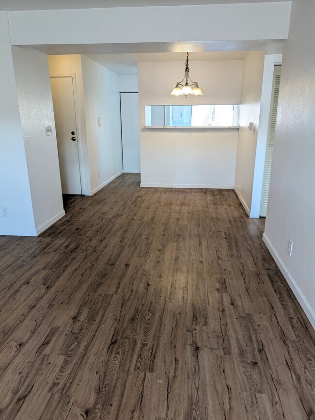 Building Photo - 303 W Lehow Ave
