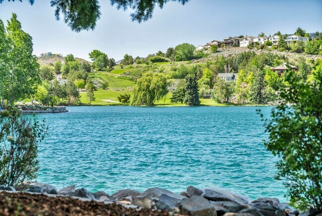 Building Photo - LAKEFRONT LUXURY ON LAKE STANLEY | FULLY FURNISHED + UTILITIES INCLUDED IN GUARDED LAKERIDGE SHORES