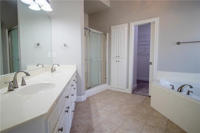 Building Photo - 5607 S 43rd St