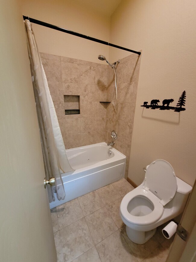 Building Photo - 2540 Kinnikinnick Rd