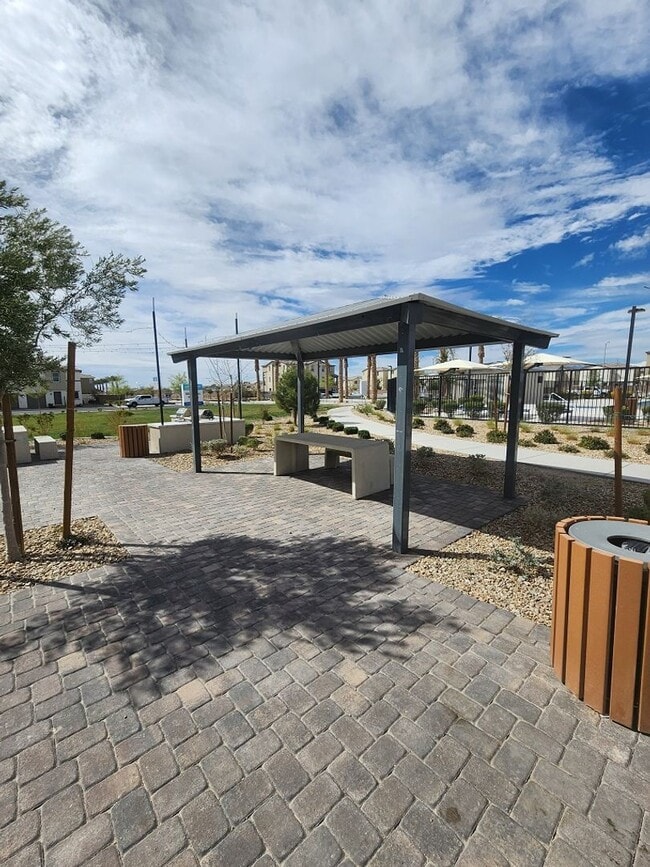 Building Photo - 3 story 3 bed/3 bath townhouse in brand ne...