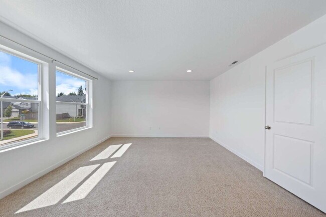 Building Photo - Large Recent Construction Home with Bonus Room!