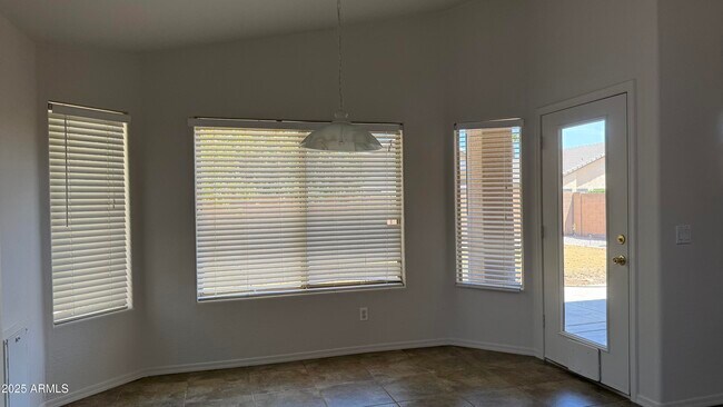 Building Photo - 734 E Iris Dr