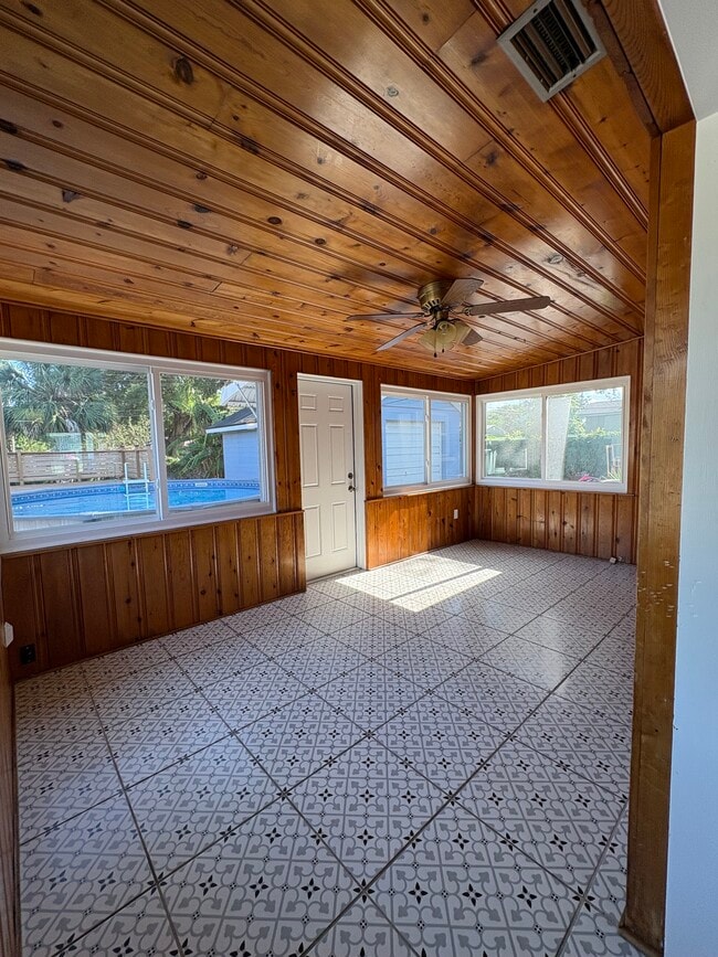 Building Photo - 611 E Edgewood Dr