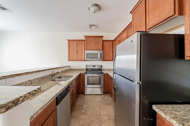 Building Photo - Large 3 bedroom 3 bathroom townhomes