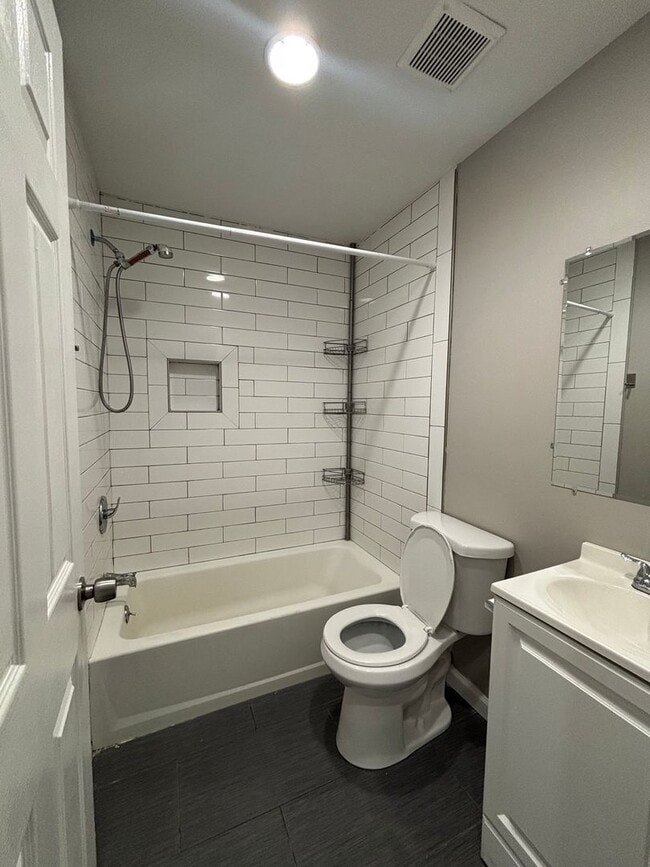 Building Photo - Beautiful 2 Bath 2 Bedroom in Port Richmon...