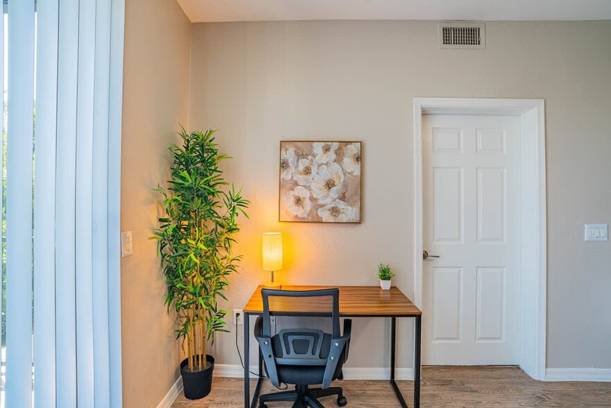 Building Photo - 1275 E University Dr