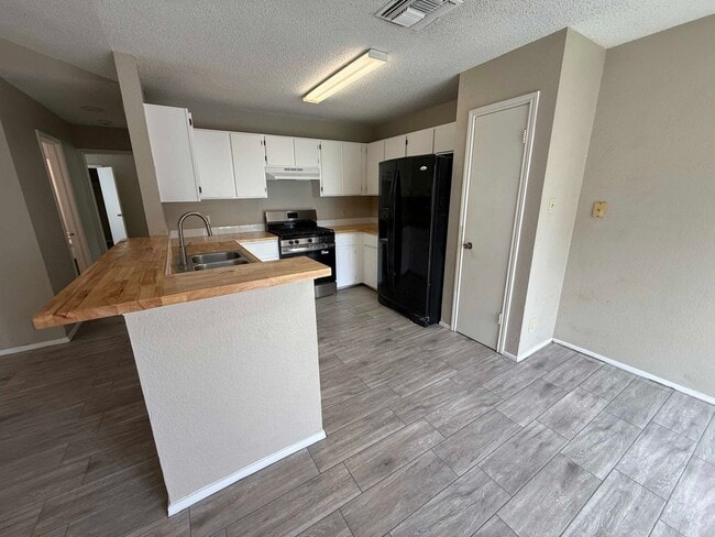 Building Photo - 1204 Greenbriar Loop