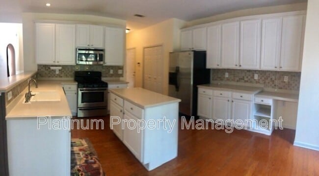Building Photo - 3335 Woodside Ct