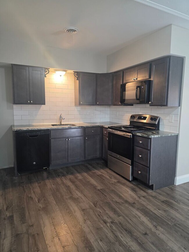 Building Photo - 2nd floor Apartment in Townsend