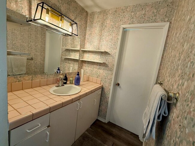 Building Photo - 726 Shawnee Ln