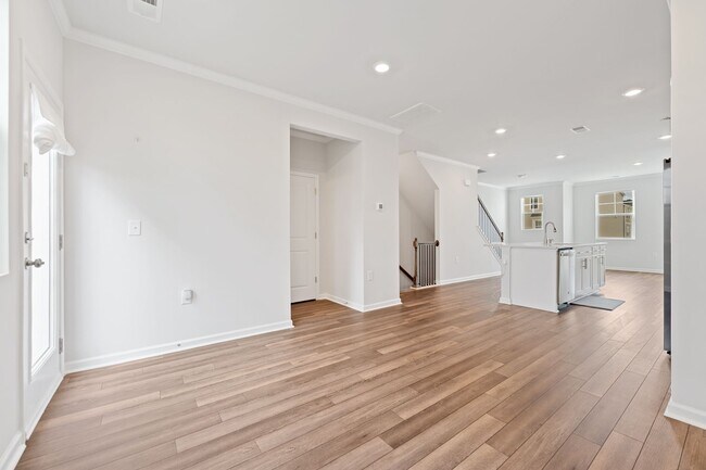 Building Photo - Charming 3-bedroom, 3.5-bathroom townhouse...