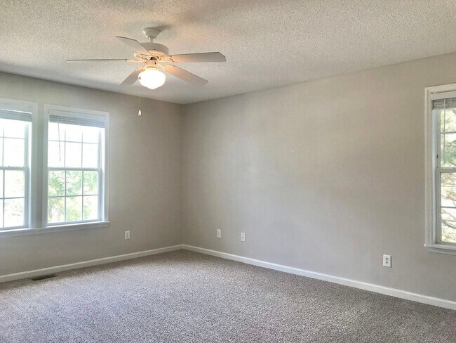 Building Photo - 3203 St James Dr SE