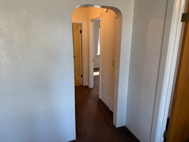 Building Photo - 2 bed, 1 bath house in Springfield