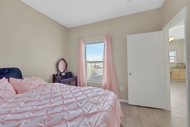 Building Photo - Bright Ground-Floor Condo in Gated Traverse Point with Pool & Spa Amenities