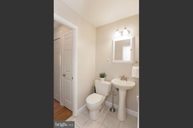 Building Photo - Recently Updated 4BR/2BA Twin with Central Air & Fenced Backyard