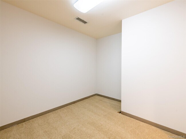 Building Photo - 372 Main St