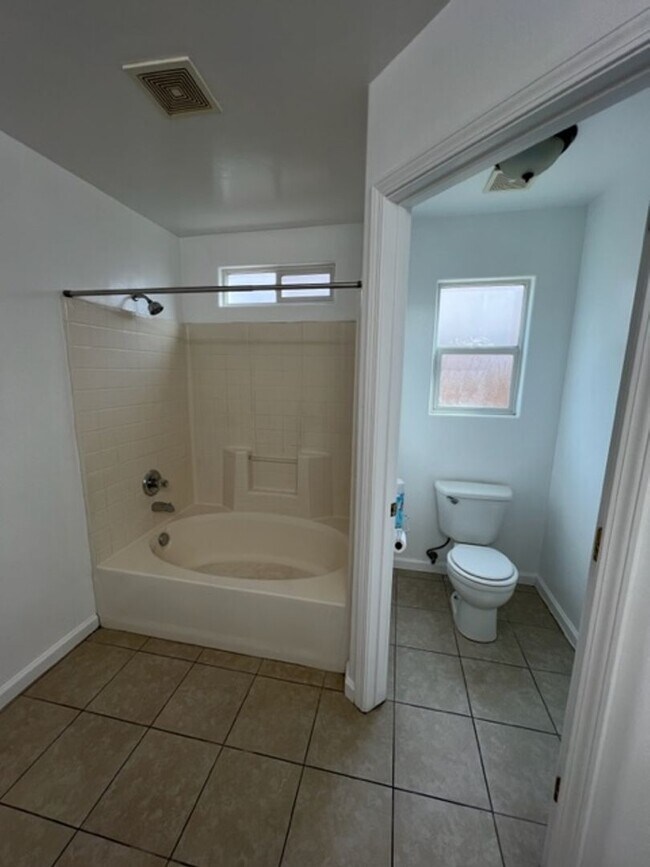 Building Photo - Southwest Bakersfield 4 Bedroom Home