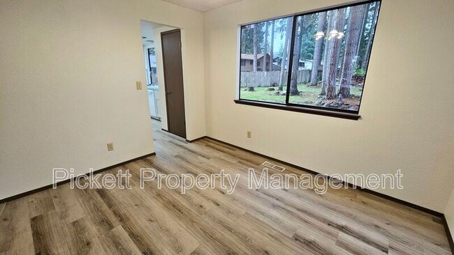 Building Photo - 5401 Pineridge Dr NE