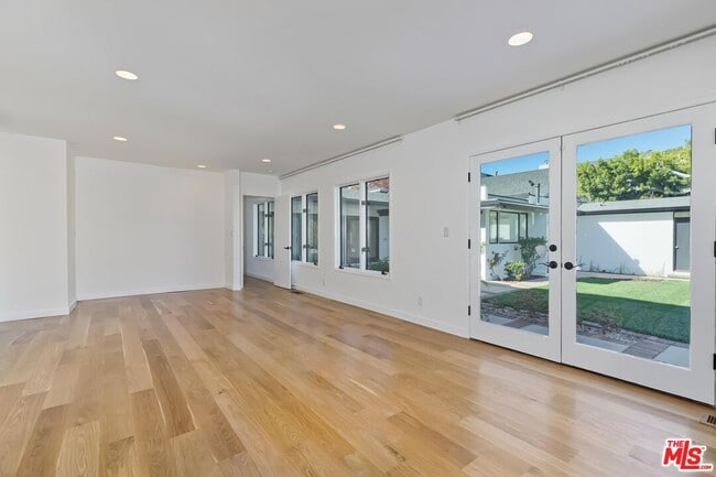 Building Photo - 612 Elm Dr