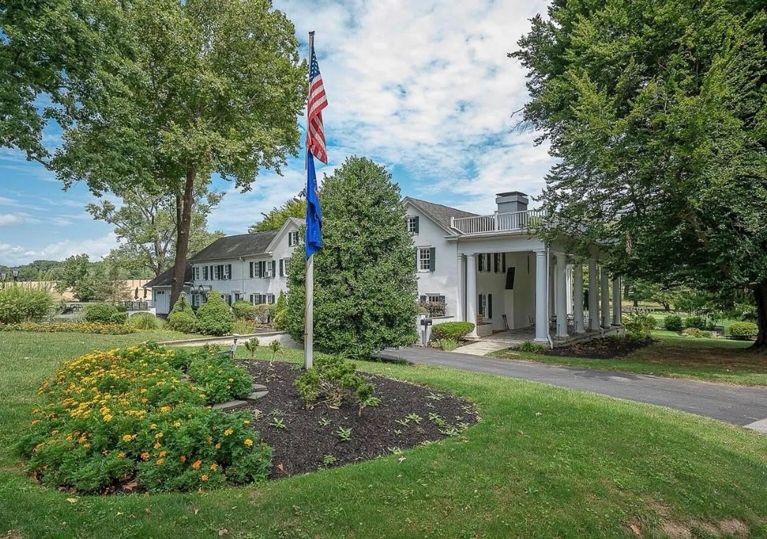 Building Photo - 429 Drummers Ln