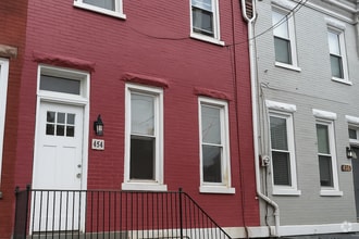 Building Photo - First Floor 1 Bedroom w/ BONUS ROOM and Ce...