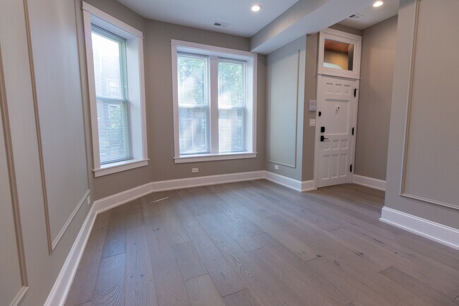 Building Photo - 2618 W Evergreen Ave