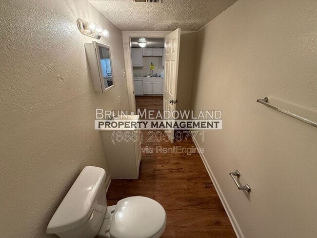 Building Photo - 502 E Red Bud Rd