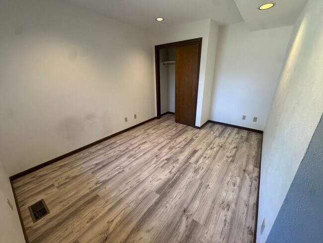 Building Photo - Newly updated Three Bedroom Available In Triplex in Meadowglen