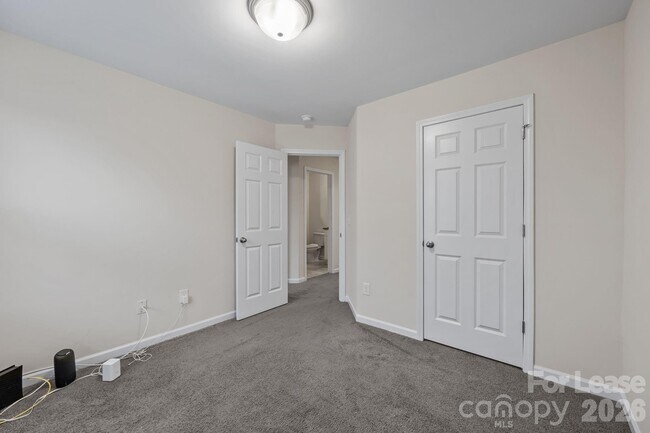 Building Photo - 409 Kickapoo Ave