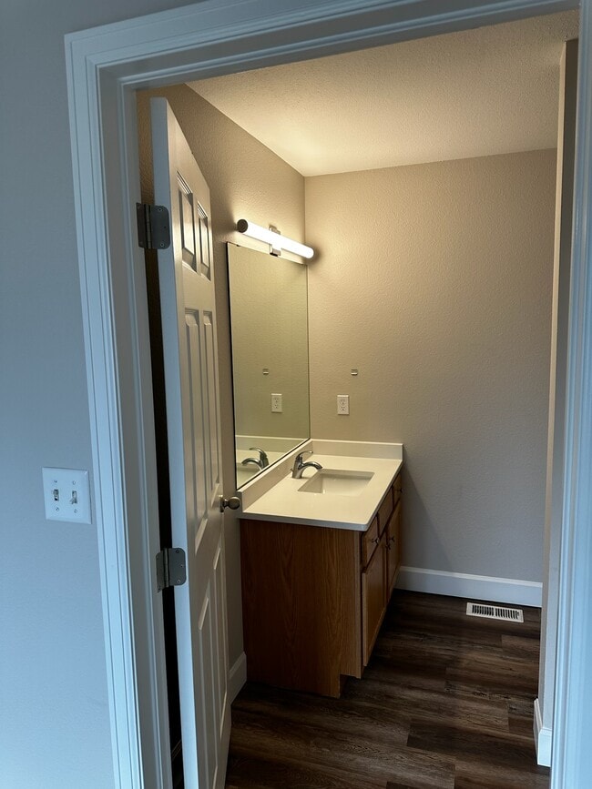 Building Photo - 928 Village Cir