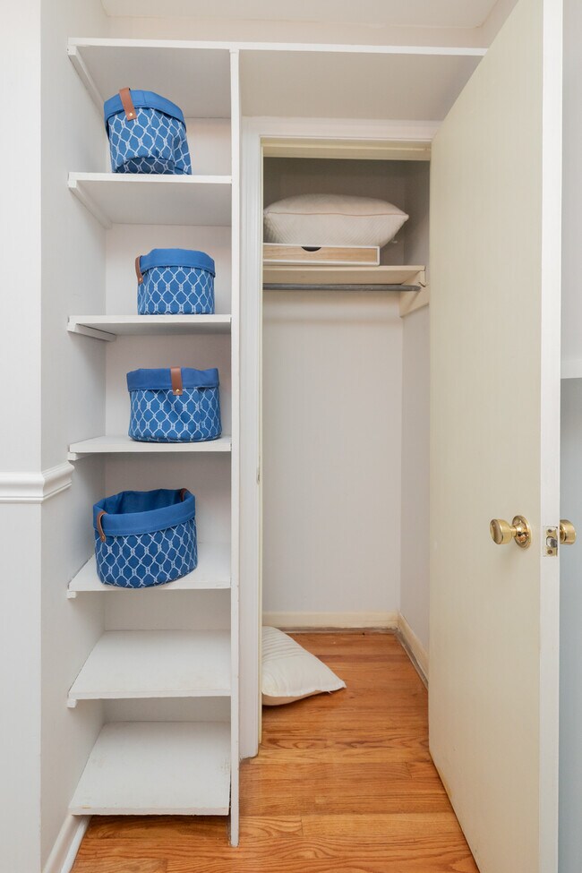 Building Photo - 944 Lakeview Dr