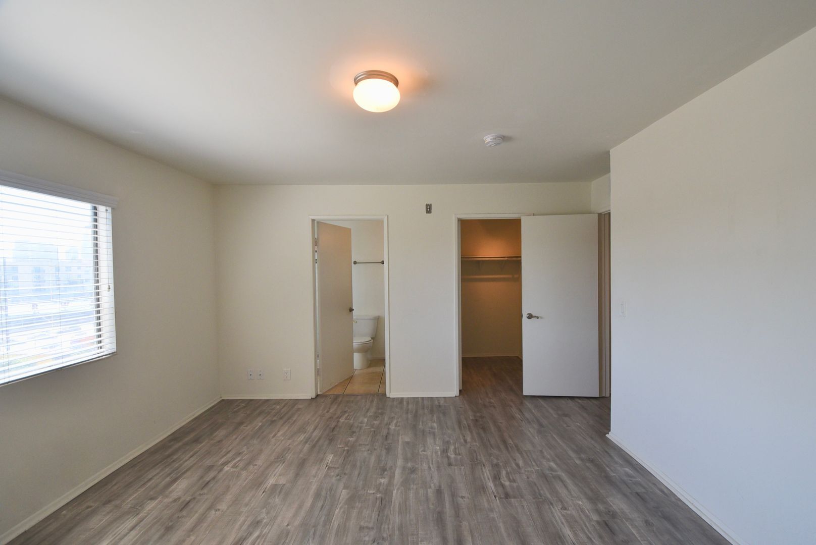 Building Photo - 2119 Elsinore St