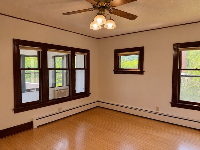 Building Photo - 5- Bedroom House for Rent in Chaseburg
