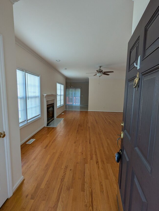 Building Photo - Spacious 4-Bedroom, 3-Bath Home in Parkside!