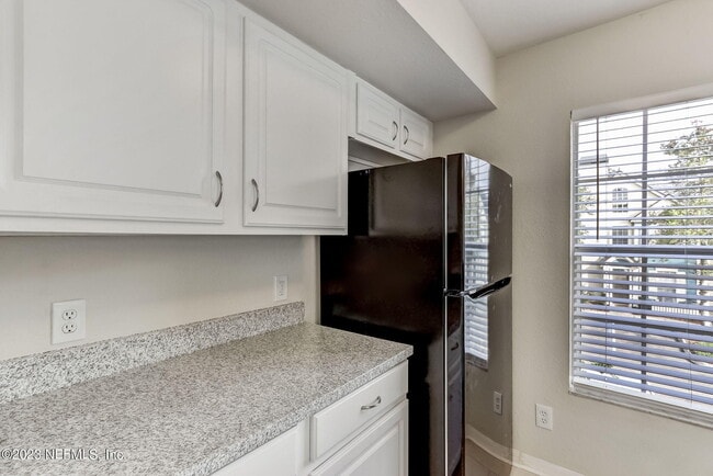 Building Photo - 13700 Richmond Park Dr N