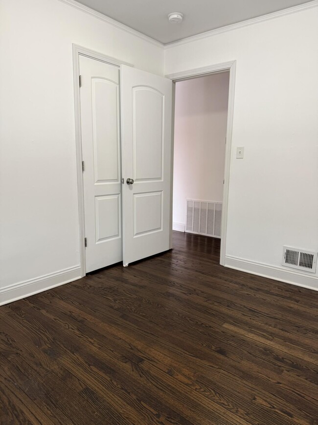 Building Photo - 541 E Bennett Ave